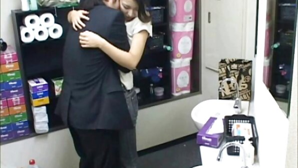 La ragazza europea Lucia video di nonne porno nuda e scopa hardcore sul suo divano