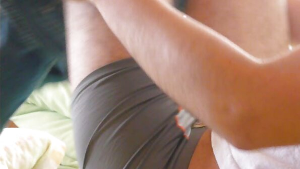 La donna è così timida seduta video porno nonne pompinare nuda davanti alla telecamera