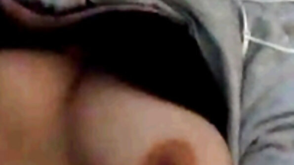 La ragazza è ospitale e permette agli xxx vecchie porche ospiti di farlo con lei