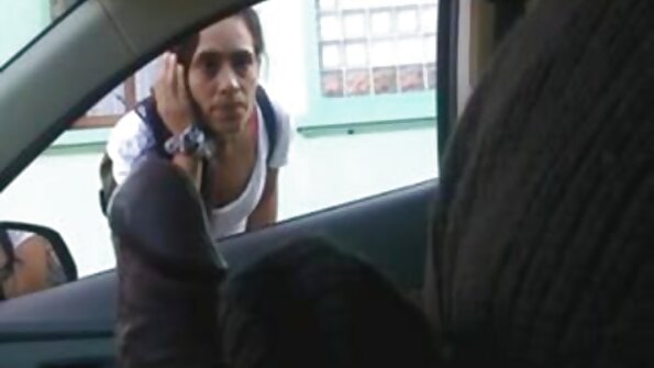 Calda ragazza asiatica con tatuaggi viene scopata video porno di donne vecchie sul divano