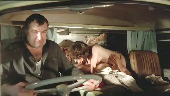 Una bionda appariscente mostra il suo corpo video nonne troie all'intervista al casting