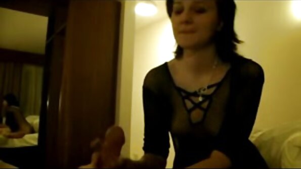 Ragazza con le video porno gratis vecchie tette piccole viene scopata da un uomo muscoloso in uno spogliatoio