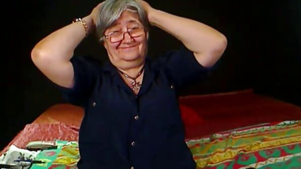 Lubrificata Ariella Ferrera si scopa il massaggiatore video nonne pompinare
