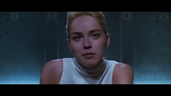 La ragazza seduce video vecchie pelose l'uomo e gli dà il pieno controllo sui suoi buchi