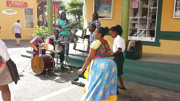 L'ufficio è vuoto, quindi la video porno grasse vecchie giovane segretaria e l'informatico possono fare sesso