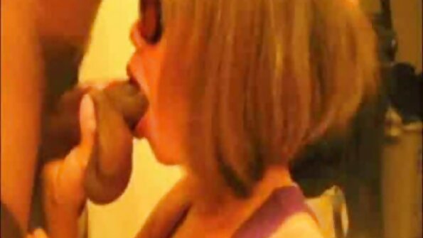 Ragazza carina in leggings fa un po' video porno nonne puttane di ditalino nella figa