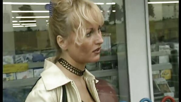 La damigella d'onore ha assunto una spogliarellista lesbiche vecchie video per questa pazza festa di addio al nubilato