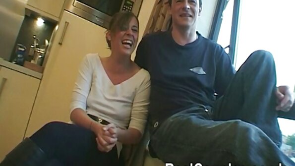 Un ragazzo russo astuto vecchie scopano finge di essere un agente per scopare una ragazza magra