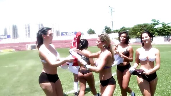 Il video porno nonne vecchie tizio ha sborrato su tutta la faccia e le tette della ragazza dopo averla inculata