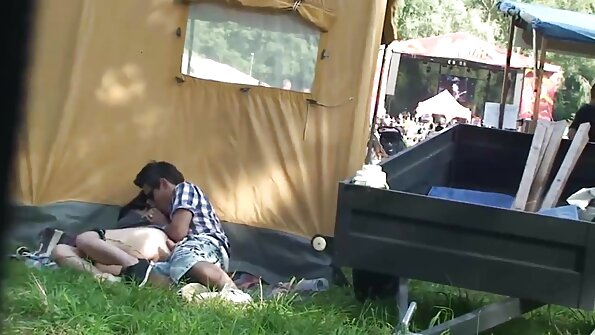 Un gruppo di hot dilettanti è con un tizio sul letto, lo scopa video di sesso con donne vecchie