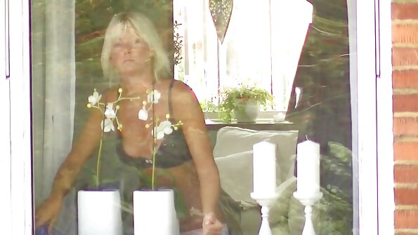 Nuove ragazze calde stanno scuotendo i culi e stanno facendo video porno di nonne troie fisting