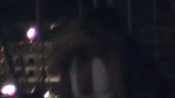 La ragazza video nonne troie calda sta facendo la faccia seduta sopra il suo uomo all'aperto