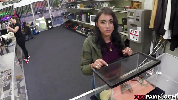 Una vecchie porche xxx bella ragazza si fa scopare giocosamente da un tizio dal cazzo grosso