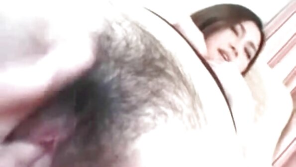 Splendida ragazza sta urlando di piacere mentre video porno vecchie pompinare viene inculata