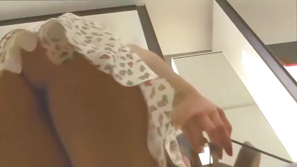 La ragazza tatuata Christy Mack sbatte video porno con donne vecchie e mostra il suo culo grosso