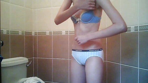 Il ragazzo tatuato trascorre piacevolmente il tempo con la giovane padrona in camera da letto video nonne pelose