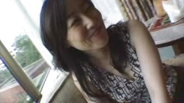 Ragazza con le video porno gratis nonne troie gambe lunghe in décolleté con tacco alto viene scopata forte e veloce