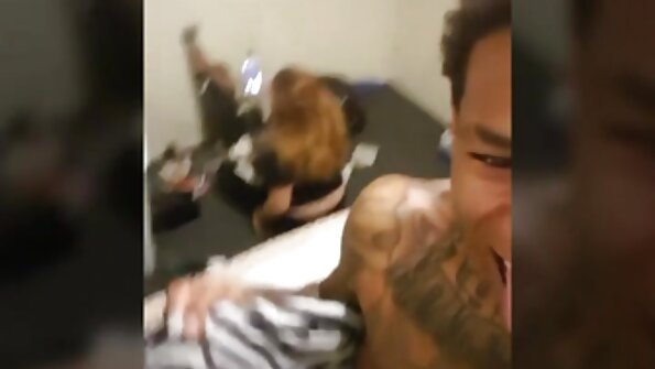 Una bella ragazza di cioccolato sta leccando un grosso uccello bianco nella video porno vecchie nonne scena pov