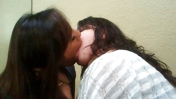 Una donna in forma prende un cazzo nella sua figa bagnata e sexy e anche un po' xxx vecchie di sperma