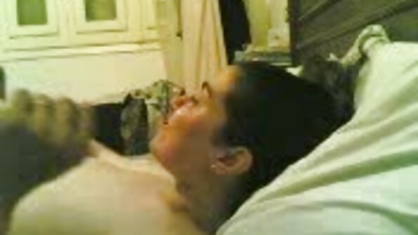 Meravigliosa ragazza bruna si masturba davanti film porno di vecchie troie alla telecamera