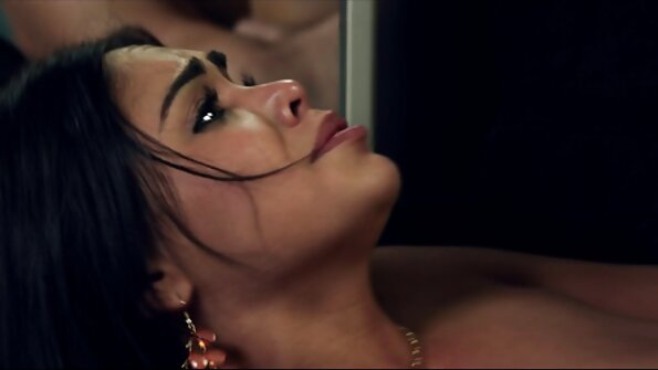 La MILF fa sesso con il massaggiatore vecchie erotiche personale con la faccia e il sedere davanti alla telecamera