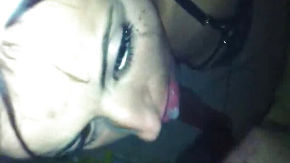 Un corpo sexy e caldo è coperto di olio in modo che scivoli più video lesbiche vecchie facilmente