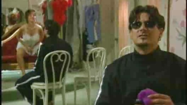 L'uomo trapana video porno donne vecchie gratis la vagina tagliata di una ragazza bruna nel letto bianco