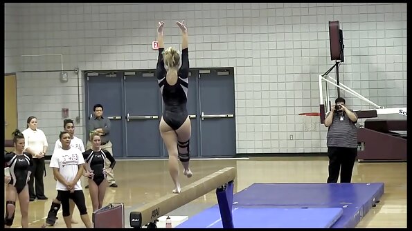 Le donne calde escono all'aperto con i loro amici e bevono video porno gratis nonne italiane e si divertono