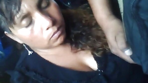 Le ragazze si leccano a vicenda e si infilano uno strapon a letto in un trio porno xxx vecchie