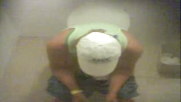 Il ragazzo vede vecchie lesbiche video gratis Karma Rx indossare un vestito a rete e si affretta a scoparla