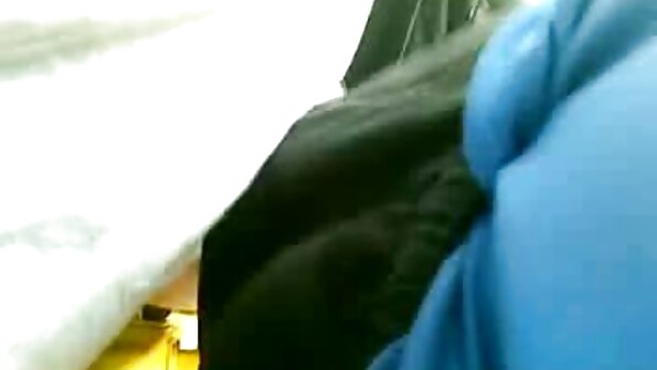 Una milf lesbiche anziane video in calzini rosa ha tentato un ragazzo in una dura scopata anale davanti alla telecamera