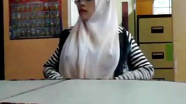 Una ragazza formosa video xxx vecchie con l'hijab sta prendendo un cazzo duro sul divano