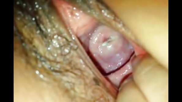 Una bella milf sta prendendo un cazzo dentro il video nonne troie suo culo stretto e rotondo