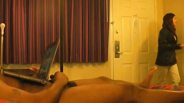 Una bionda video porno nonne gratis carina con tette piccole e capezzoli si mette in mostra