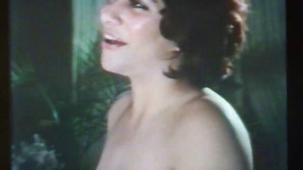 La ragazza se la film porno gratis vecchie prende con un agente porno davanti alla sua telecamera