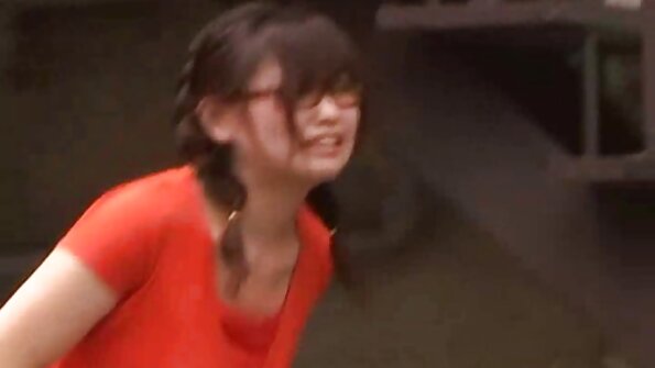 La figa dell'assistente di volo Eva Lovia viene concessa a un passeggero subdolo scopate vecchie