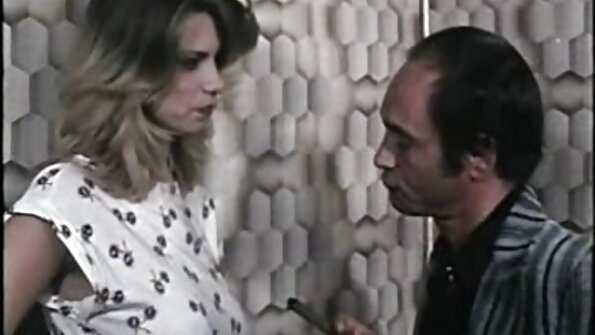 Masturbazione delicata con un piccolo dildo di una giovane bimba sexy film porno vecchie puttane