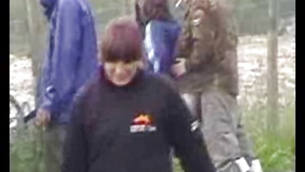 La signora viziosa sta allargando le sue lunghe gambe sul lettino da massaggio video porno di nonne della spa porno